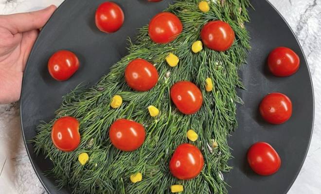 Новогодний салат в виде елочки с колбасой, огурцом и горошком рецепт