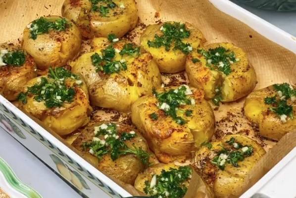 Запеченный картофель с травами в духовке рецепт