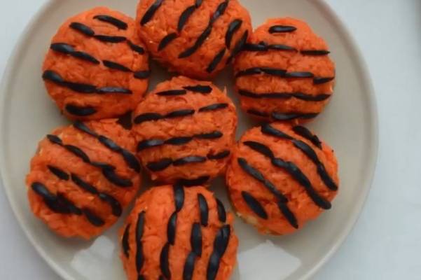 Тигровые бутерброды на новый год с селедкой, морковкой и луком рецепт