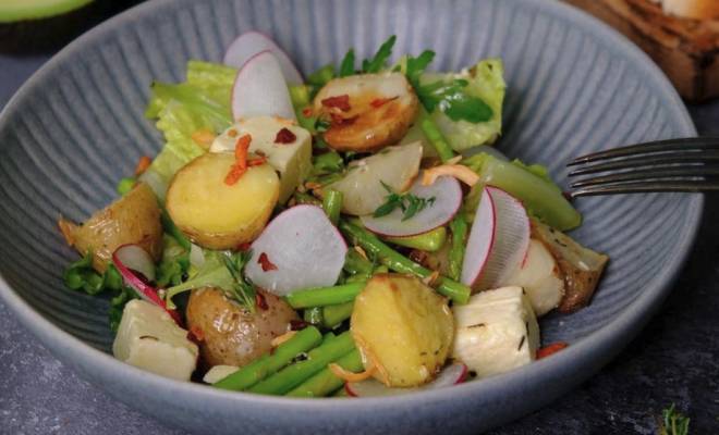 Теплый салат с картофелем, редиской, спаржей и брынзой рецепт