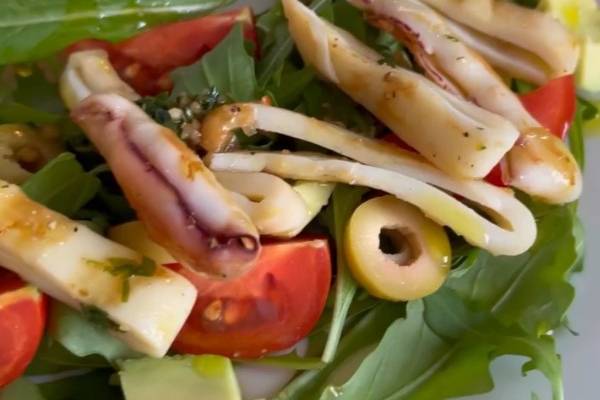Ингредиенты для «Салат с кальмарами и помидорами»: