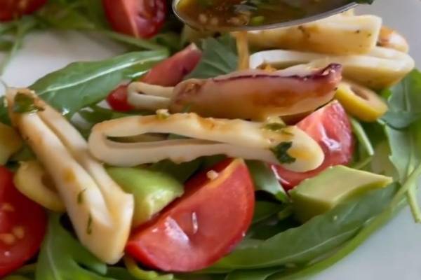Блинный салат с кальмарами