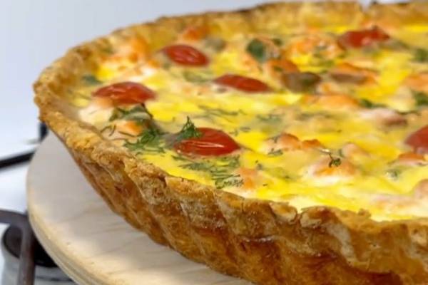 Пирог Киш с лососем, помидорами, яйцом и сыром на сливках рецепт