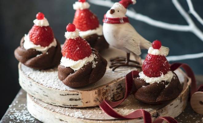 Шоколадные кексы с кремом из маскарпоне и ягодами рецепт