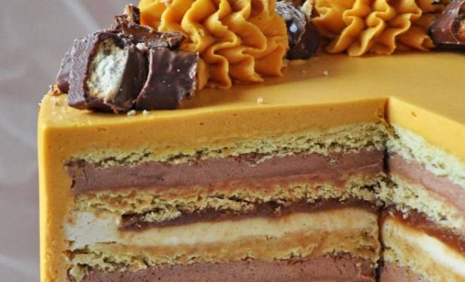 Торт с песочными коржами, карамелью, шоколадным и арахисовым кремом рецепт