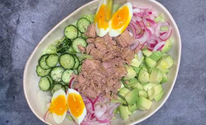 Салат с тунцом, яйцом и авокадо рецепт