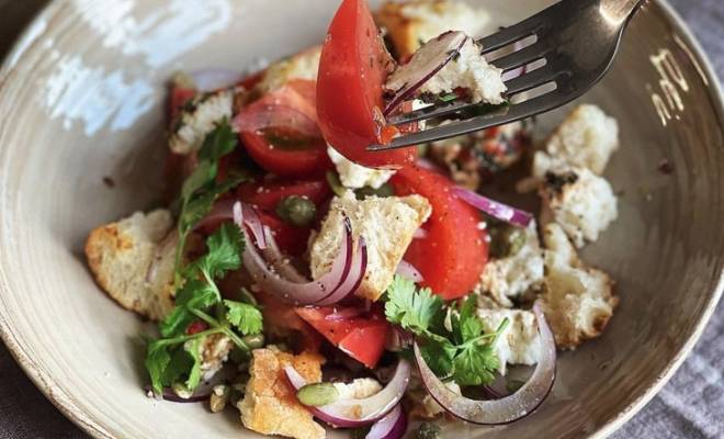 Салат с помидорами, оливками, луком и хлебом рецепт