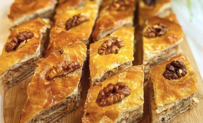 Пахлава из слоеного теста с грецкими орехами и медом рецепт