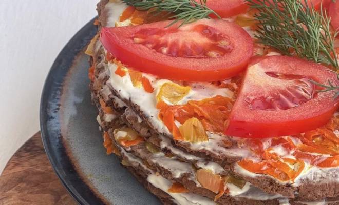 Печеночный торт со сметаной, морковкой и луком рецепт