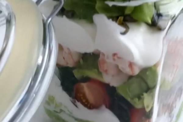 Средиземноморский салат с креветками, авокадо и помидорами рецепт