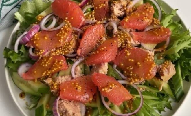 Салат из тунца, грейпфрута, огурца и лука рецепт