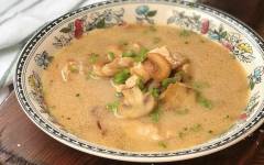 Суп с индейкой и грибами на сливках на сковороде