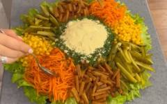Салат радуга с курицей, корейской морковкой и кукурузой