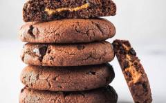 Шоколадное печенье с арахисовой пастой и горьким шоколадом