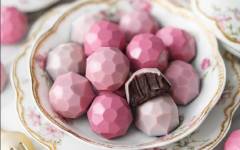 Розовые конфеты с веганским ганашем и натуральным красителем