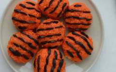Тигровые бутерброды на новый год с селедкой, морковкой и луком