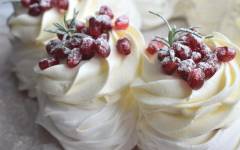 Торт венок Павлова новогодний с кремом и ягодами