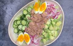 Салат с тунцом, яйцом и авокадо