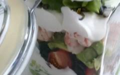 Средиземноморский салат с креветками, авокадо и помидорами