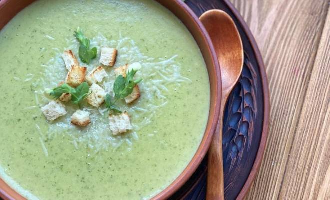 Легкий суп из брокколи и зелёного горошка на сливках рецепт