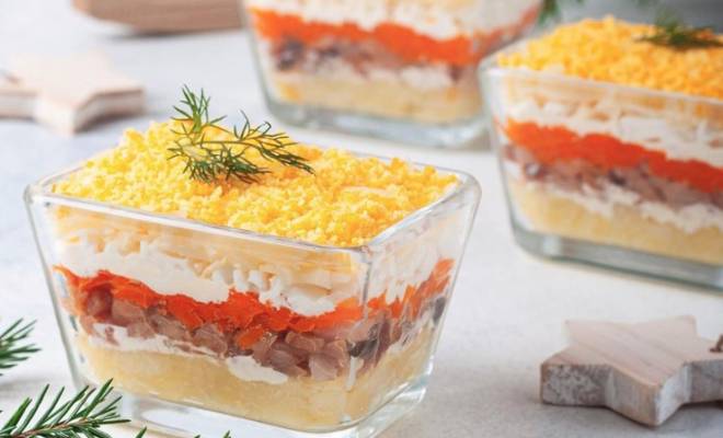 Салат с копченой сельдью, картошкой, морковкой, яйцом и сыром рецепт