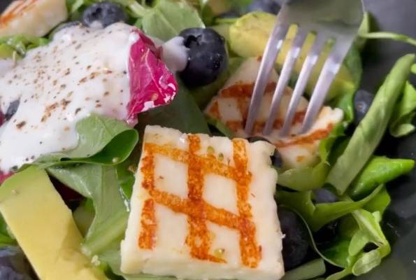 Салат с голубикой и жареным сыром рецепт