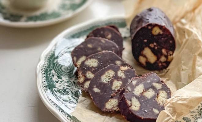 Шоколадная колбаса салями из печенья и какао рецепт