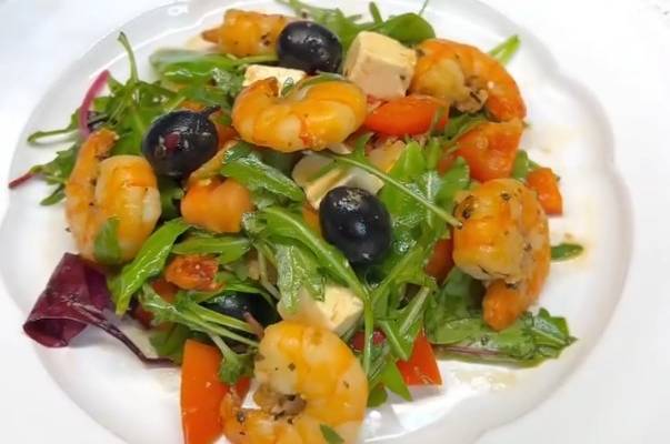 Салат пикантный с креветками, перцем и помидорами рецепт
