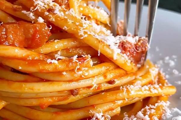 Спагетти букатини с помидорами и щековиной на сковороде рецепт