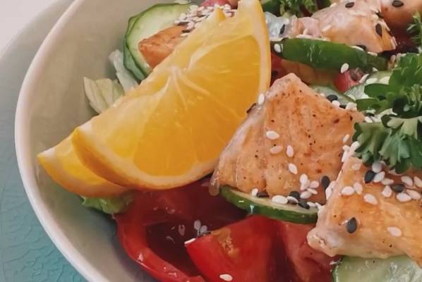 Салат с красной рыбой семгой, помидорами и огурцами рецепт