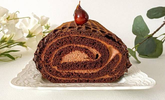 Шоколадный торт медовик в формате рулета