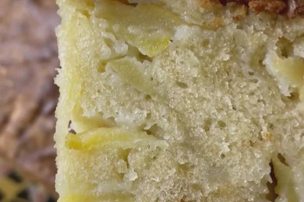 Пирог шарлотки с яблоками, мукой и сахаром рецепт