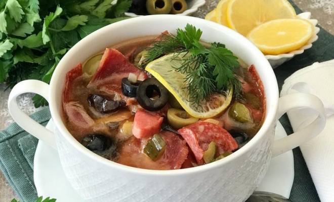 Суп Сборная солянка с огурцами и сметаной рецепт