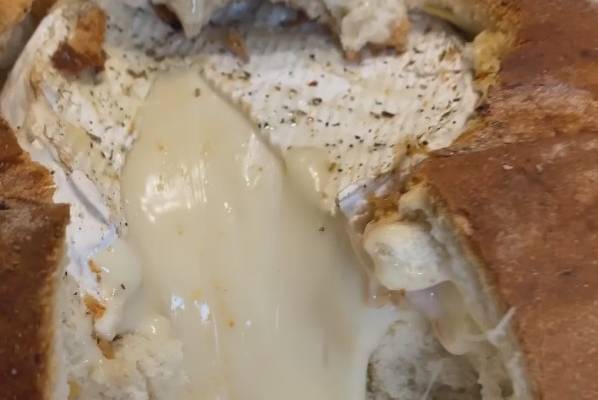 Запеченный хлеб с сыром камамбер в духовке рецепт