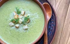 Легкий суп из брокколи и зелёного горошка на сливках