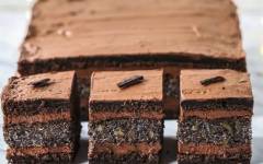 Шоколадно маковый торт со сливовым джемом