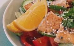 Салат с красной рыбой семгой, помидорами и огурцами