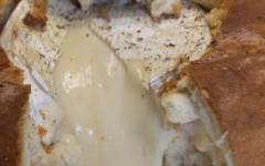Запеченный хлеб с сыром камамбер в духовке