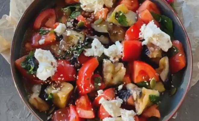 Салат с хрустящими баклажанами и помидорами рецепт