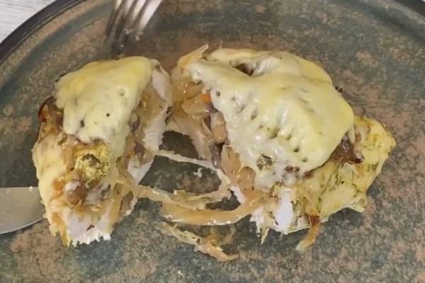 Курица с квашеной капустой, грибами и сыром в духовке рецепт