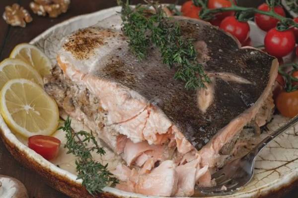 Фаршированная красная рыба лосось с грибами в духовке рецепт