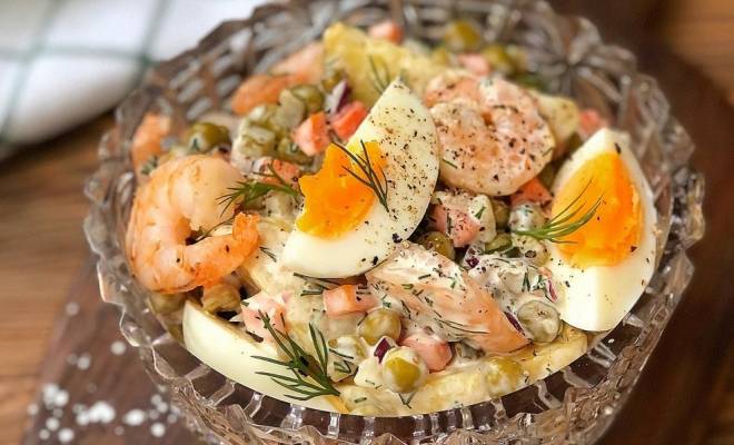 Русский салат с креветками, яйцом и картошкой рецепт