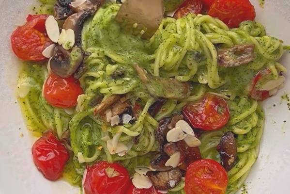 Спагетти из кабачка с зелёным соусом из авокадо рецепт