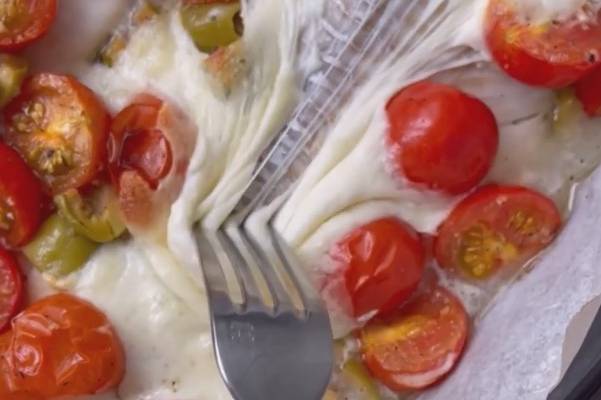 Треска рыба с томатами и оливками под корочкой из моцареллы рецепт