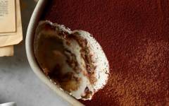 Десерт тирамису со сливками с кофе