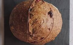 Солодовый хлеб с вяленой вишней и миндалем