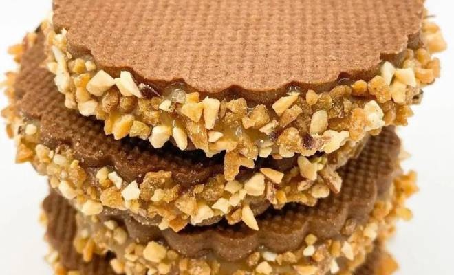 Песочное печенье с карамелью и орехами рецепт