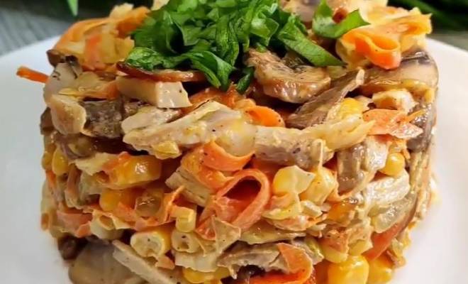Салат с курицей, шампиньонами, кукурузой и луком рецепт