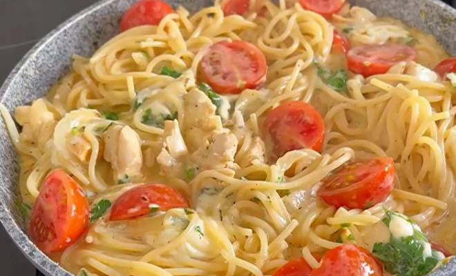 Паста спагетти с куриным филе, сыром и помидорами рецепт