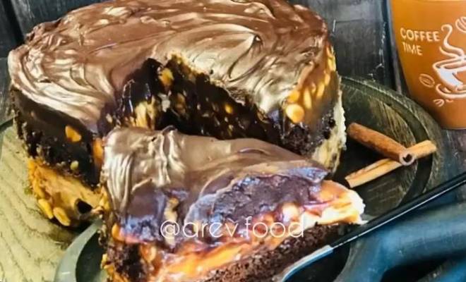 Шоколадный торт Сникерс с карамелью и глазурью рецепт